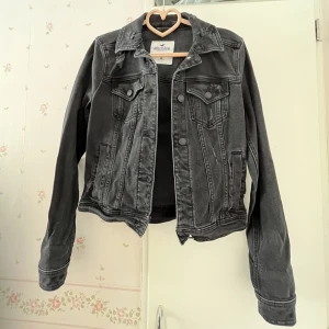 Svart jeansjacka - En svart jeansjacka i bra skick. Köpt från HOLLISTER i storlek XS.  Skriv för mer bilder 💖