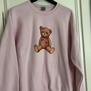 Sweatshirt - Jätte söt sweatshirt i storlek M🩷använd nån gång. jag står för frakten 