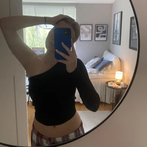 Topp - Säljer min one shoulder topp från nakd🥰 