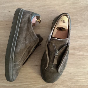 Axel arigato zip grön/brun - Hej, säljer nu mina tvärfeta Zip Arigatos i storlek 43 då de är lite små. Skorna är i rätt bra skick och vad jag vet så går de inte att så tag på längre. Det är bara att höra av sig om du undrar något eller om du vill ha fler bilder ☺️