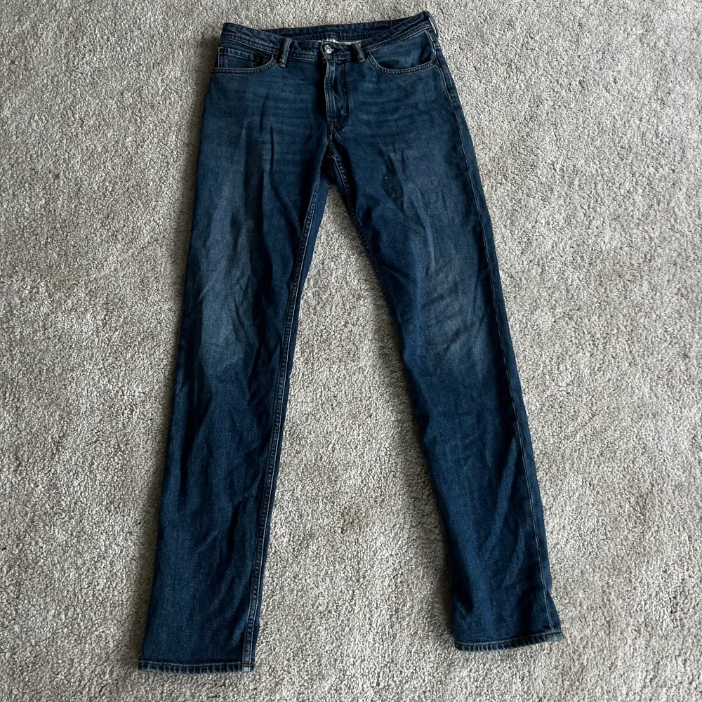 Säljer ett par jeans i bra skick, någon typ av skada på vänster lår (se bild 2). Jeans & Byxor.