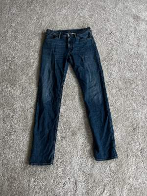 Säljer ett par jeans i bra skick, någon typ av skada på vänster lår (se bild 2)