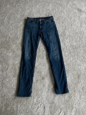Acne studios  - Säljer ett par jeans i bra skick, någon typ av skada på vänster lår (se bild 2)