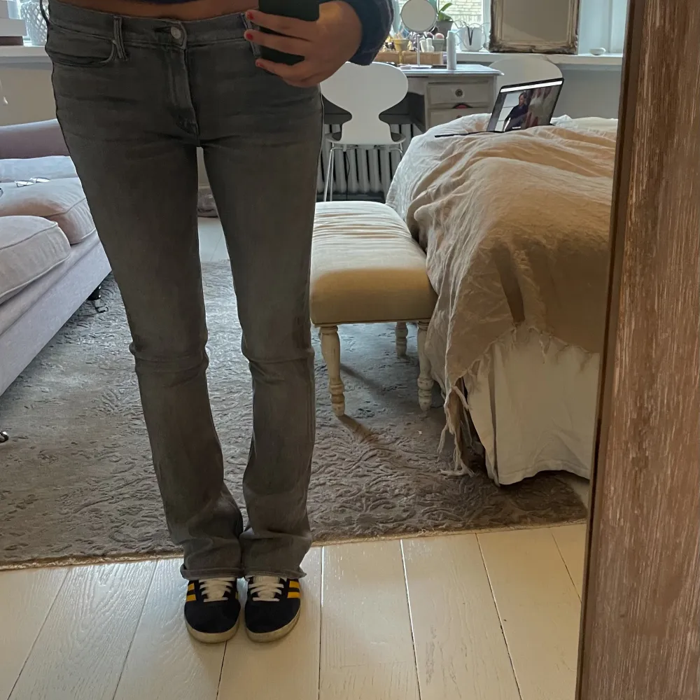 As snygga bootcut lowrise jeans💓  Älskar dessa mother jeans så himla mycket, de har verkligen den perfekta gråa färgen!😍  Har endast använts några få gånger. Som nya kostar dessa ca 4 tusen. Jeans & Byxor.