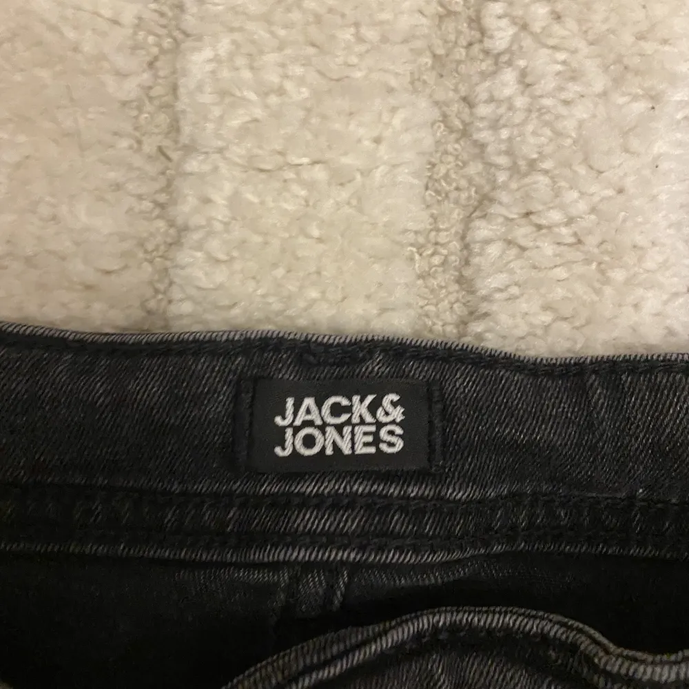 Säljer nu min Jack & Jones jeans på grund av att den är för liten för mig skick på den är 9/10 har använt få tal gånger, ny pris 600kr mitt pris 99kr, pris kan diskuteras privat 😁.. Jeans & Byxor.