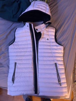 Moose Knuckles - Väldigt fin vöst. Använd 5 gånger. Kvitto finns och nfc.  Nypris 5800 Mitt pris 3800 Passar M