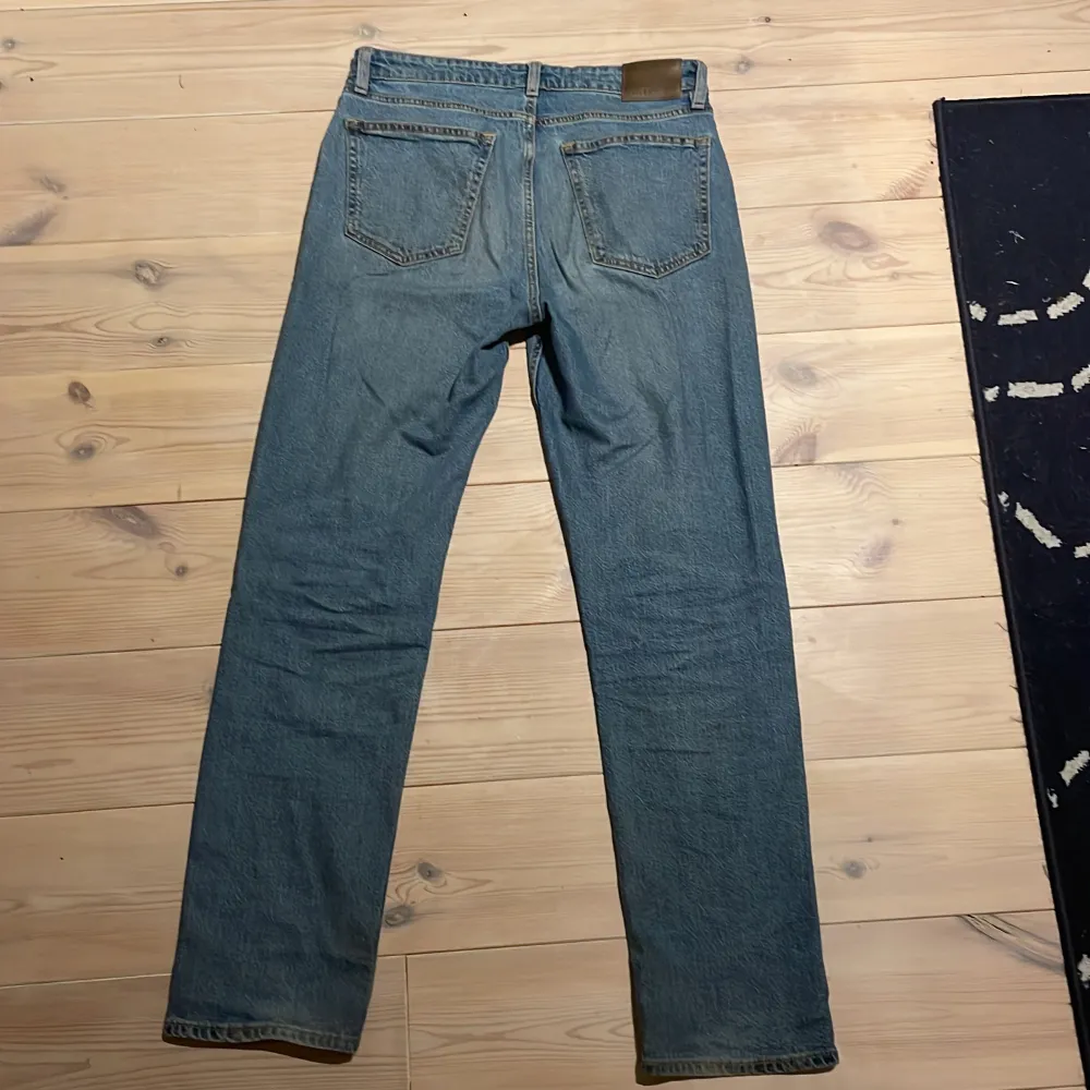 Säljer dessa Vailent jeans i ett bra skick! Storlek M, Nypris ca 600kr . Jeans & Byxor.