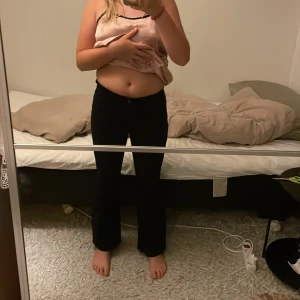 Jeans - Svarta jeans från Lindex! De är lågmidjade och vida från knät och neråt. Köparen står för frakten!