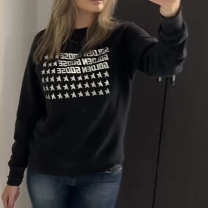 Golden goose - Golden goose sweatshirt i bra skick originalpris runt 3500kr. Storlek M men passar mig som använder S