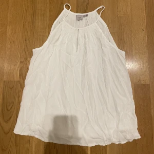 Vit blus - Säljer denna jättegulliga vita blusen från superdry. Den har superfina detaljer både fram och bak. För fler bilder/frågor kom privat🩷