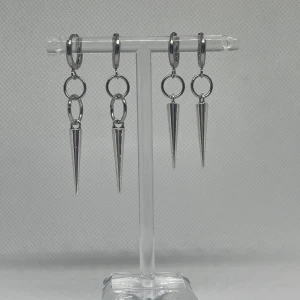 Long stud earrings sett - 2 par för 200kr, eller ett par för 125kr. Dessa supersnygga örhängen liknar layerd hoop collection skillnaden är att dessa har längre nitar. Supersnygga och passar till allt. Material: mestadels rostfritt stål.