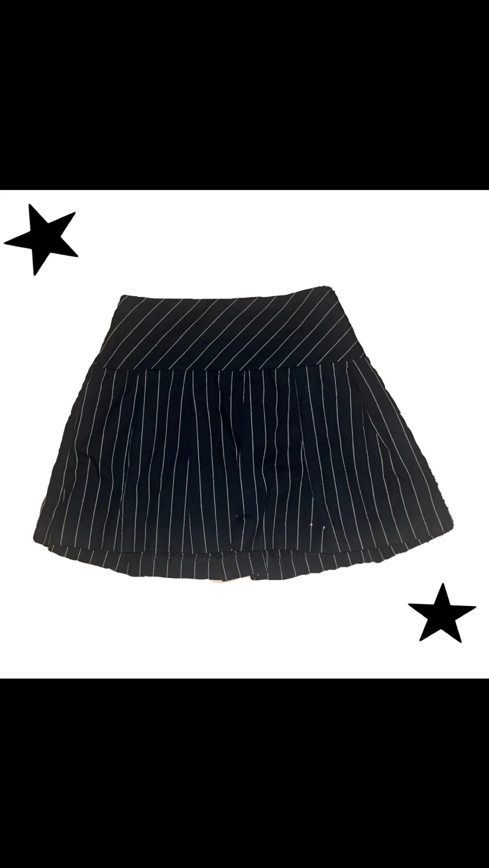Jättesöt randig Pleated kjol, använd men bra skick, har blivit lite för liten för mig😔✨. Kjolar.