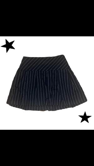 Jättesöt randig Pleated kjol, använd men bra skick, har blivit lite för liten för mig😔✨