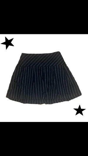 Veckad kjol - Jättesöt randig Pleated kjol, använd men bra skick, har blivit lite för liten för mig😔✨