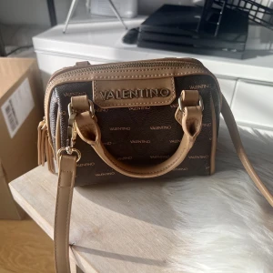 Mario Valentino Alder - Mario Valentino väska i jätte fint skick, slutsåld överallt.   Köpare står för frakt. :)