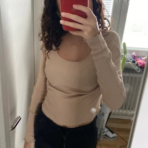 Lång armad tröja  - Lång armada tröja dock har det ett pytte litet hål där nere❤️