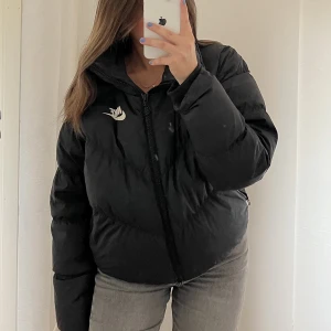 Nike dunjacka - (Smuts på spegeln på första bilden) En dunjacka från Nike. Nypris 2300kr, använd en och en halv vinter ungefär, den är hel vara lite smink på kraken som man kan se på sista bilden, går säkert att få bort. Storlek XS, är 163cm lång