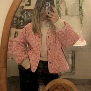 Jacka från Zara!!  - Quiltad jacka från Zara (slutsåld). Använt endast 1 gång så gått som ny!  Storlek L men är liten i storleken!