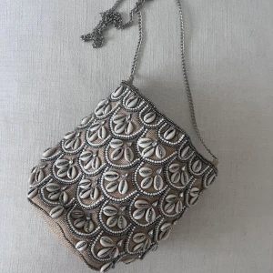 Väska med snäckskal - Söt väska med snäckskal, stängs med dragsko 