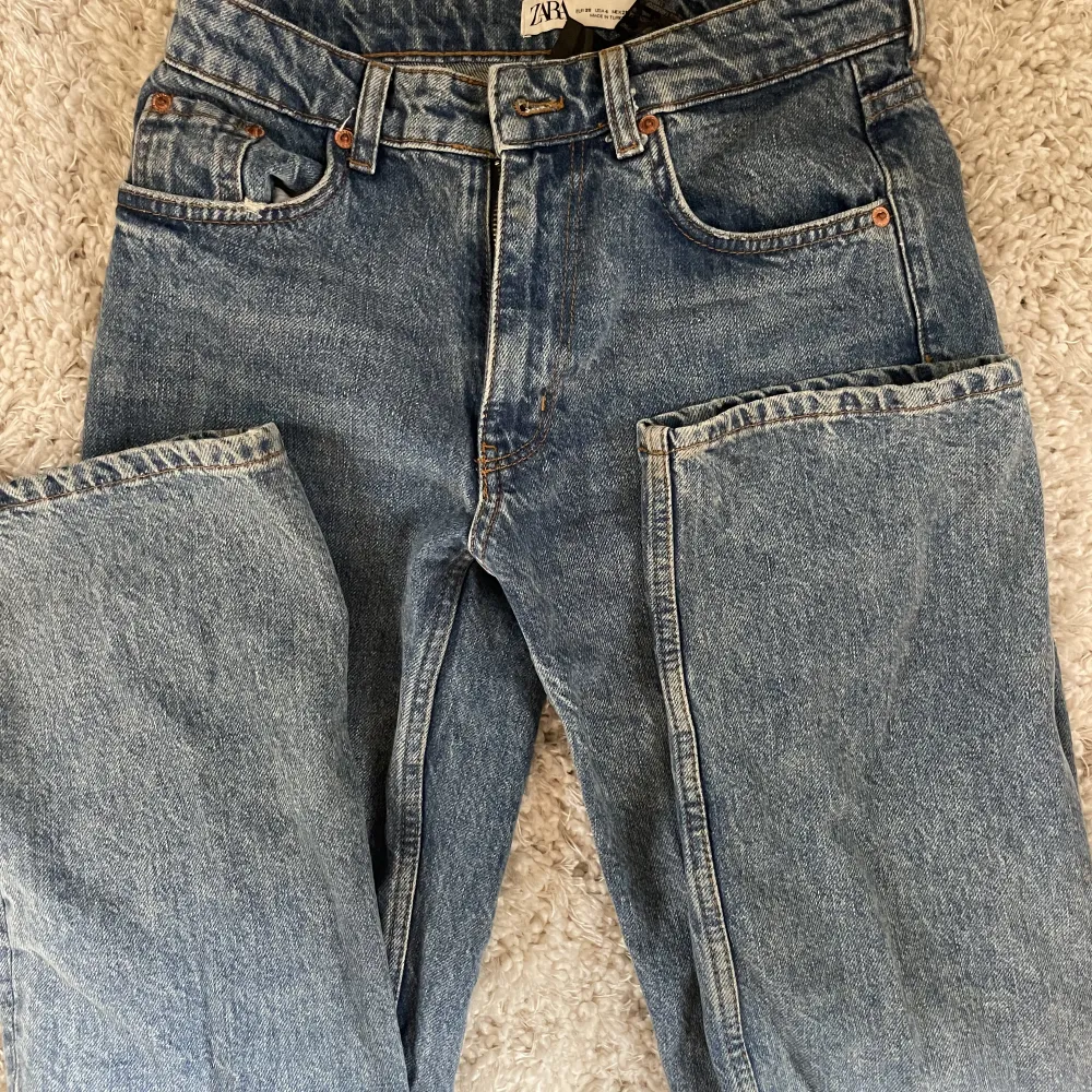 Säljer dessa mid Waits straight jeans från zara som sitter jättesnyggt på men har tyvärr blivit för små, nyskick och köpta för 359kr. Jeans & Byxor.