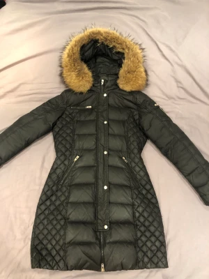 Rockandblue lång - Storlek 40 passar som S, använd en vinter säsong. 2 inner fickor (stora) och 2 fickor på utsidan (sidan) en lite ficka utanpå (vid brösten) och en mindre ficka på ena armen. Stor - varm luva och längd till knäna. Håller varm och klarar av storm väder.