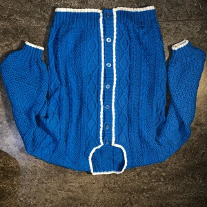 Thrifted Hand knitted cardigan - Använd en gång. Perfekt skick. Funkar som medium/large