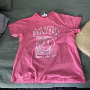 Ganni t-shirt - Säljer min t-shirt från ganni då jag aldrig använder den än 