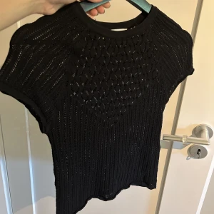 Spets tshirt - Säljer denna T-shirt från Zara i storlek S, endast använd en gång! Pris: 100kr+frakt🥰