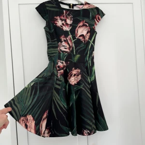Klänning - En jättefin klänning från Ted baker, den är i Bra skick. Som ny 🌺