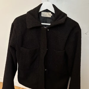 Nelly kappa  -  Jätte fina Nelly kappa som är perfekt nu till hösten!! Använd fåtal gånger!! Skriv för fler bilder!! Pris kan diskuteras💞💞💞💞