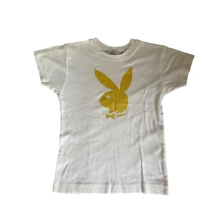 Playboy T-shirt - Playboy vit T-shirt. Har en fläck syns på sista bilden. Lite nopprig. Står storlek M/L men sitter som en S-M. Kontakta vid intresse <3