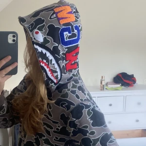ÄKTA BAPE - Ascool bape!! Drag kedjan kan va lite trög ibland men inget jobbig, bra skick💗 pris kan diskuteras:) Bara höra av sig vid frågor💗 
