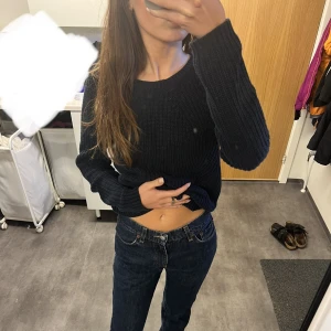 Vintage crocker  - Vintage bootcut jeans från 2000-talet. Grym kvalitet, knappt tecken på användning!! Mid-waist, Mörkblåa med gul/orangea sömmar, Perfekta nu till hösten🥰 skriv om funderingar!