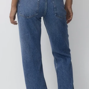 Straight leg jeans - Jeans straight leg oanvända med prislapp kvar, från pull & bear, storlek 38 men passar inte mig som har 38, de är mer 36. Prislappen är kvar. Original pris:400kr 
