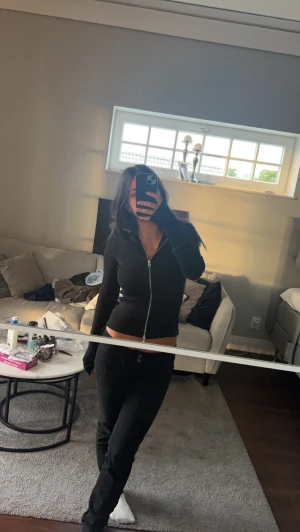 Zip up - Säljer denna toppen från weekday fast i svart för 250+frakt