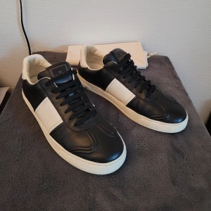 Valentino Flycrew - Ett par riktigt feta Flycrews i storlek 40,5 (passar 41,5). De är i extremt bra skick cond 9/10 då en nit saknas. Kvitto samt äkthetsbevis finns! Hör av dig vid minsta lilla fråga🙂