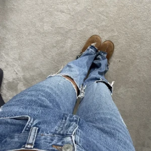Jeans  - Snygga jeans från Pull & Bear som tyvärr är förstora på mig! Köpta på plick (lånade bilder). Är långa på mig som är 173 💖💖💖köpare står för frakt!