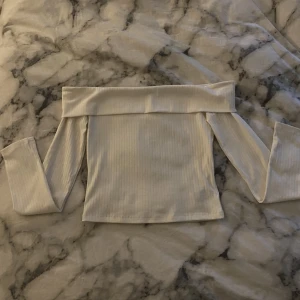 Off shoulders tröja - Säljer denna as snygga off shoulder tröjan från h&m, aldrig använt 💕 Kontakta för mer info/bilder 😊