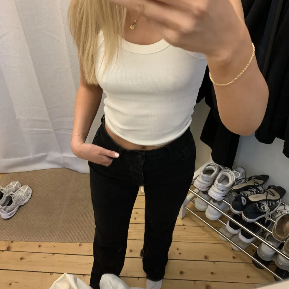 Mörkgrå jeans från Nakd X Hanna Schönberg, insydda i midjan💕. Jeans & Byxor.