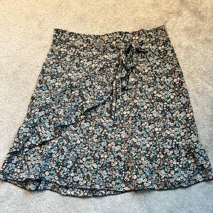 Kjol - Fint skick ! Dock ifrån shein därav priset  Storlek m men passar mig som är ca en S egentligen 