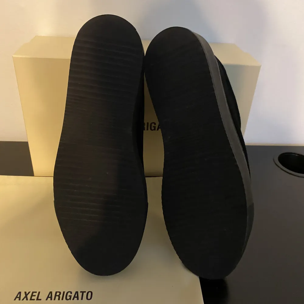 Säljer mina Arigato Clean 90 Zip Sneaker Black, storlek 42 då dom är för stora. Använda endast 2 gånger.  Köparen står för frakt . Skor.