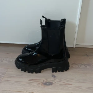 Boots - Säljer dessa ascoola Boots från Nelly! Aldrig använda endast testade! Nypris 600kr🤎 En liten fläck på ena skon! Kolla andra bilden
