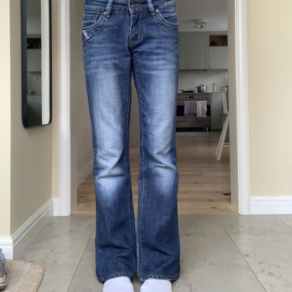 Jättefina dieseljeans som tyvärr är för stora för mig. Håller in dem lite i midjan på bild 1.  Midjemått: 37 cm Innerbenslängd: 75 cm  Köparen står för frakten!💗. Jeans & Byxor.