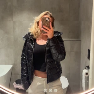 GLANSIG VINTERJACKA🌨️❄️ - Svart,glansig,varm och snygg Vinterjacka i storlek 36❄️🌨️ Super fint skick och ser ut som ny!!  Köptes förra vintern men knappt använd, den är populär och har varit slut i flera månader både förra året och detta🤩