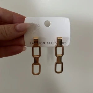 Guldiga örhängen - Superfina örhängen oanvända