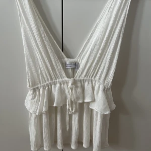 Vit topp - Superfin topp från ASOS i storlek 34, men skulle säga att den passar storlek 36 bättre 💖Den är även halvgenomskinlig 