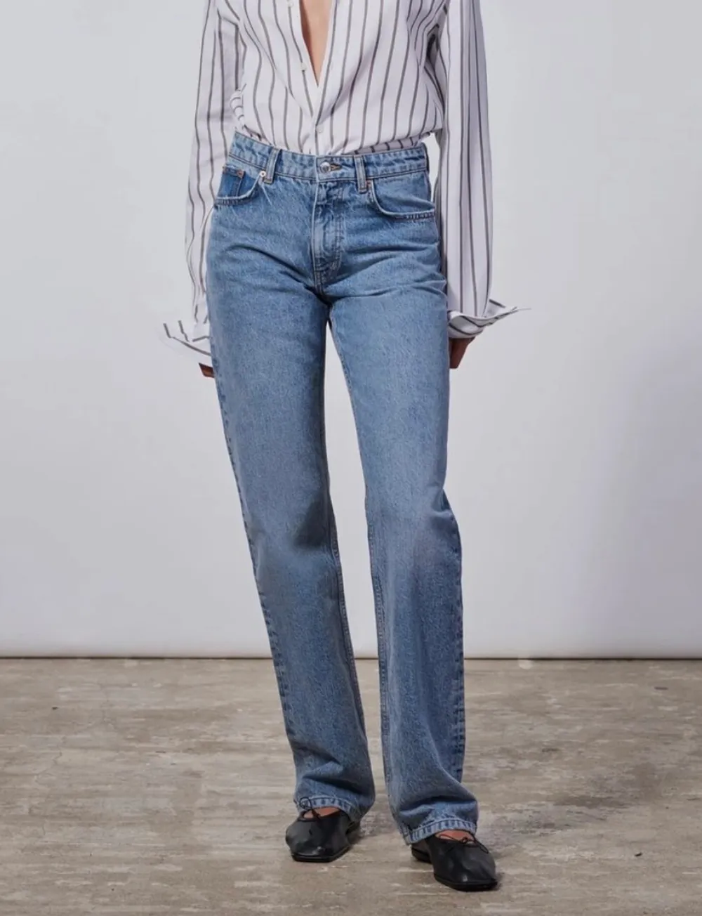 Mycket sparsamt använda Zara jeans i modellen ’Mid Waist Straight’ storlekar 36. Säljes då de inte kommer till användning. Ev frakt betalas av köpare. Fler bilder kan fås vid intresse.. Jeans & Byxor.