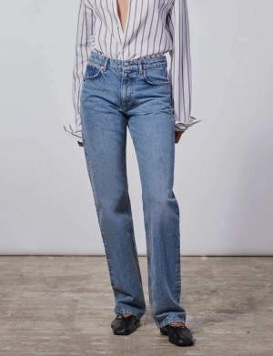 Mycket sparsamt använda Zara jeans i modellen ’Mid Waist Straight’ storlekar 36. Säljes då de inte kommer till användning. Ev frakt betalas av köpare. Fler bilder kan fås vid intresse.