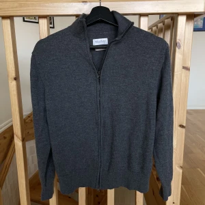 Merino ull fullzip grå - Tja! Säljer nu denna merinoull cardigan från These Glory days! Storlek: Passar dig som är under 170cm. Skick: 8/10. Nypris: 1100kr. Kontakta mig för fler bilder eller info!