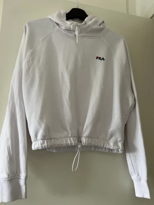 Fila hoodie - En croppad vit hoodie från Fila. Endast provad. Storlek 36.